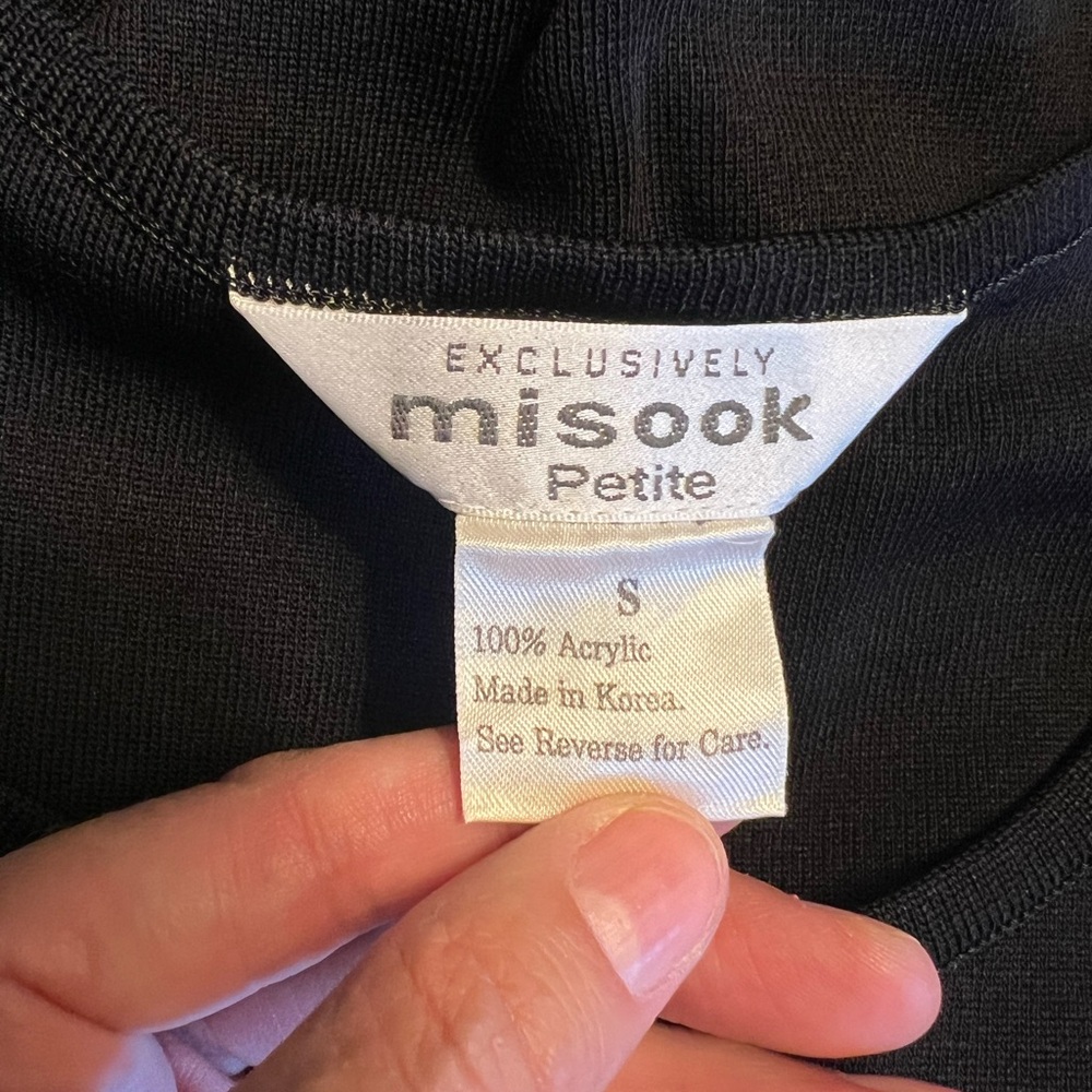 🛑 1 hour sale. Misook, small, Classic Black Sleeveless Top - Picture 4 of 8